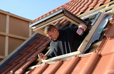 Pose de fenêtres de toit Velux à Plomodiern